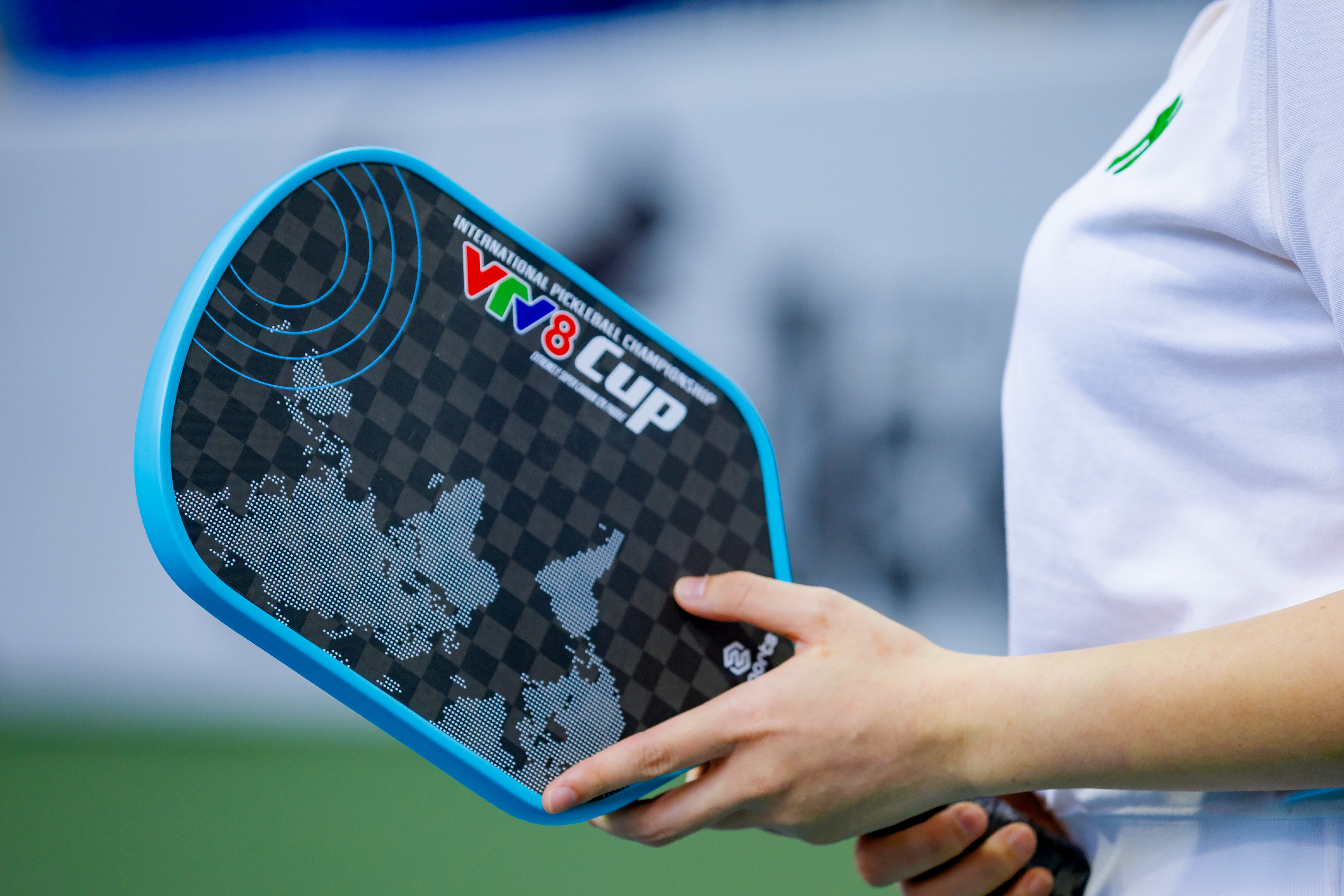 Pickleball VTV8 Carbon 12K mang lại khả năng phản hồi bóng nhanh chóng và lực đánh mạnh mẽ